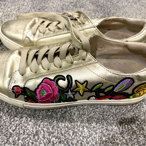 Kenneth Cole Shoes - Kenneth Cole size 10 gold floral sneakers.